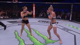 В этот день в 2015 году: Холли Холм vs Ронда Раузи