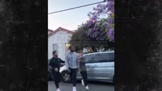 Джей Ар Смит избил участника беспорядков, который разбил окно в его автомобиле😲😯