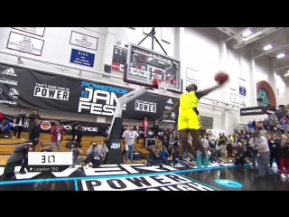 Зион Уильямсон. 17 лет. 125 кг.