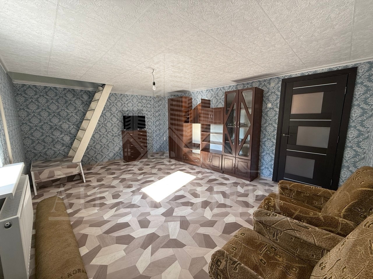 🔑 ПРОДАМ 2х этажный 3х КОМНАТНЫЙ ДОМ🔑 📍 Расположение: г. Стаханов, ул. Ньютона(р-н Чутино)🏘 ✅ 📏Площадь дома -73.5м²📐 📏Земельный участок - 8 соток 📐 ✍ ОПИСАНИЕ: 🔹Продаётся просторный дом с отличной планировкой в г. Стаханов 🍃 🔹Дом находится в спальном районе ☀️ 🔹2 входа во двор🛠️ 🔹Заезд имеется🚘 🔹Гараж 🅿️ 🔹Вых...