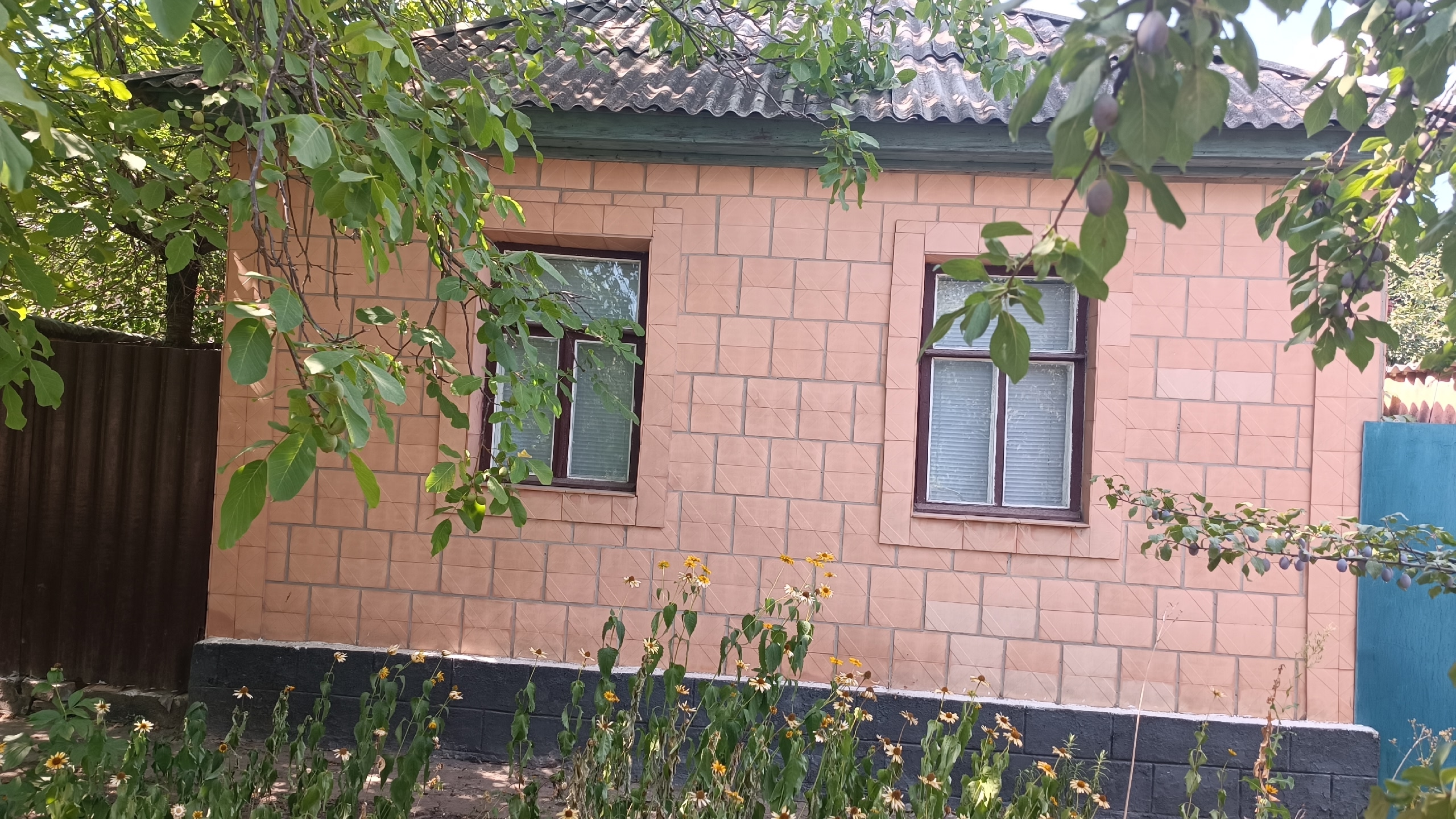 Продается небольшой дом ул.Минская 96, 54м.кв.,земли 6 сот.(приват),в доме 3 изол.,
комнаты, отдельно стоящая кухня и котельная,есть гараж,с/у во двор...
