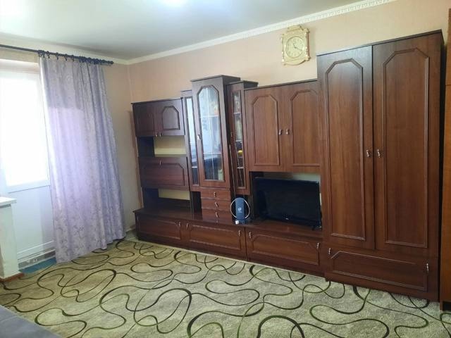 Продам 1-кк . Артёмовский район,ул. Щорса , дом кирпичный, 1/5, не угловая. Общая площадь 36,8м2. Лоджия, кладовая, чистая , светлая, сухая, теплая. Окна м/ пластиковые, балконный блок,лоджия обшита пластиком. Остановка маршрутного такси /126 в 50 метрах от дома. , долгов нет. Цена 3.300 млнр. Тел +7959502525...
