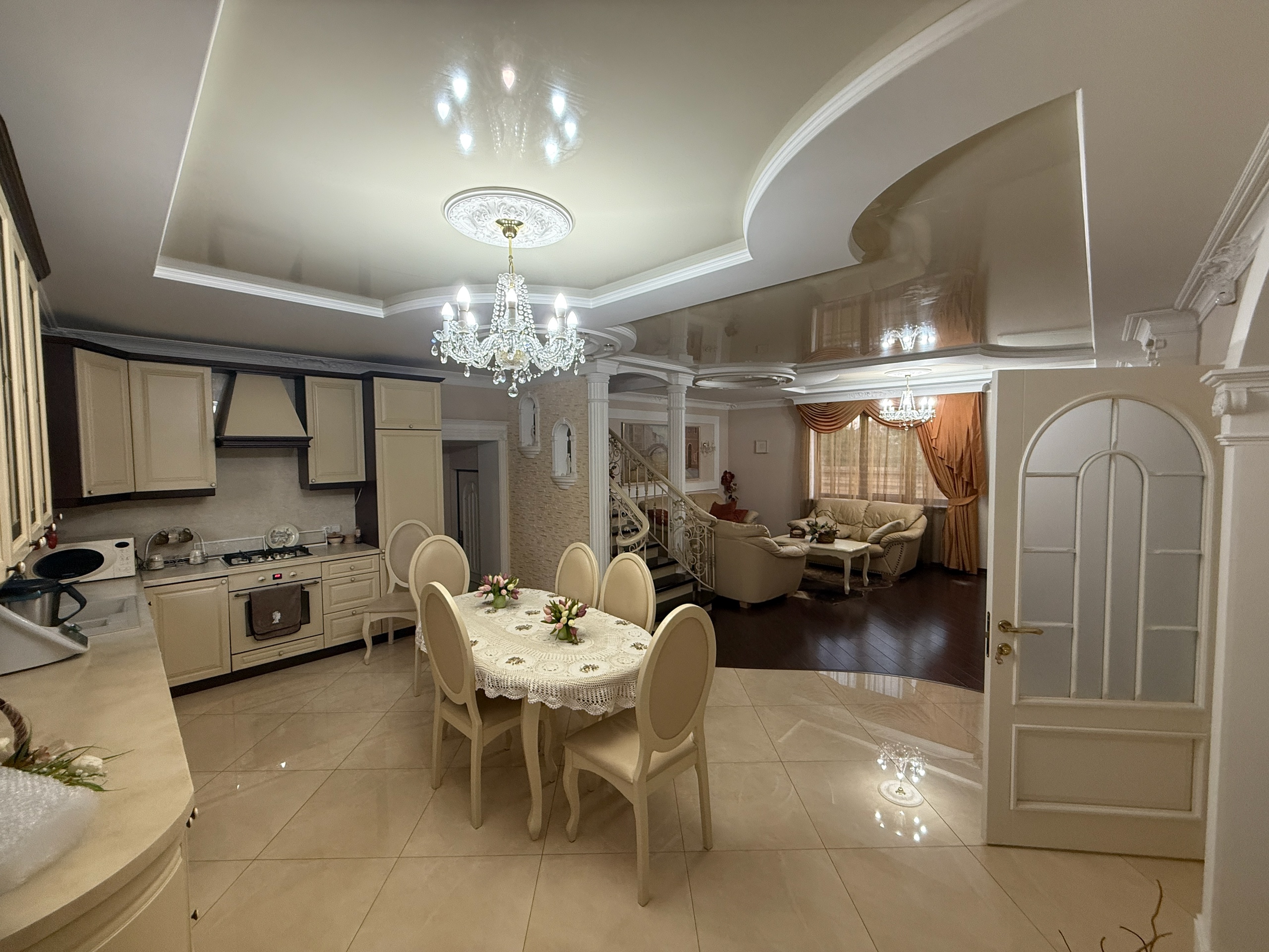 🏡 Продам жилой дом в г. Луганск от Собственника Площадь дома 210кв.м., 6 соток земли (Камброд, ул. Ульяны Громовой) ✅ 2 этажа + вход в гараж из дома ✅ Первый этаж: Гардеробная, Кухня, Гостиная, Ванная комната ✅ Второй этаж: х2 Спальная комната, просторный зал, панорамный балкон ✅ Двухконтурный немецкий котел ...
