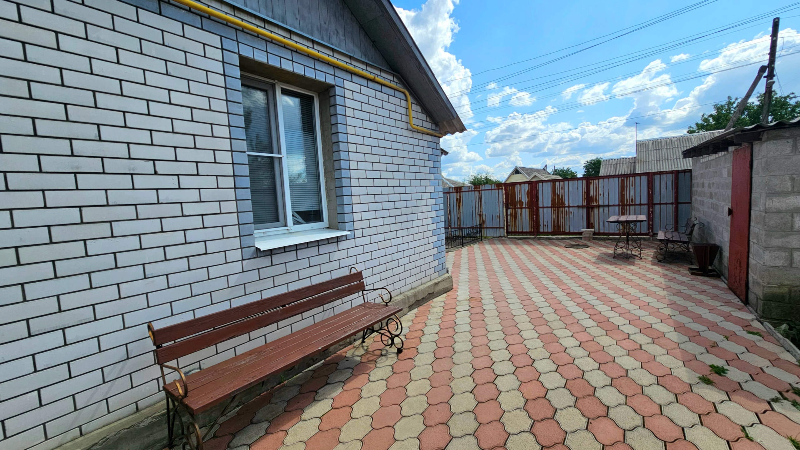 🏡Продаётся 1/2 часть дома в Свердловске, ул. Украинская, р-н Автовокзала — отличное расположение. 📐Площадь: =87 м2. Планировка: 2 спальни , зал , гостиная , просторная кухня , большой санузел . 🛠Газовое индивидуальное отопление. Есть скважина. Все окна металлопластиковые. Крышу меняли. На полу — ламинат и лин...