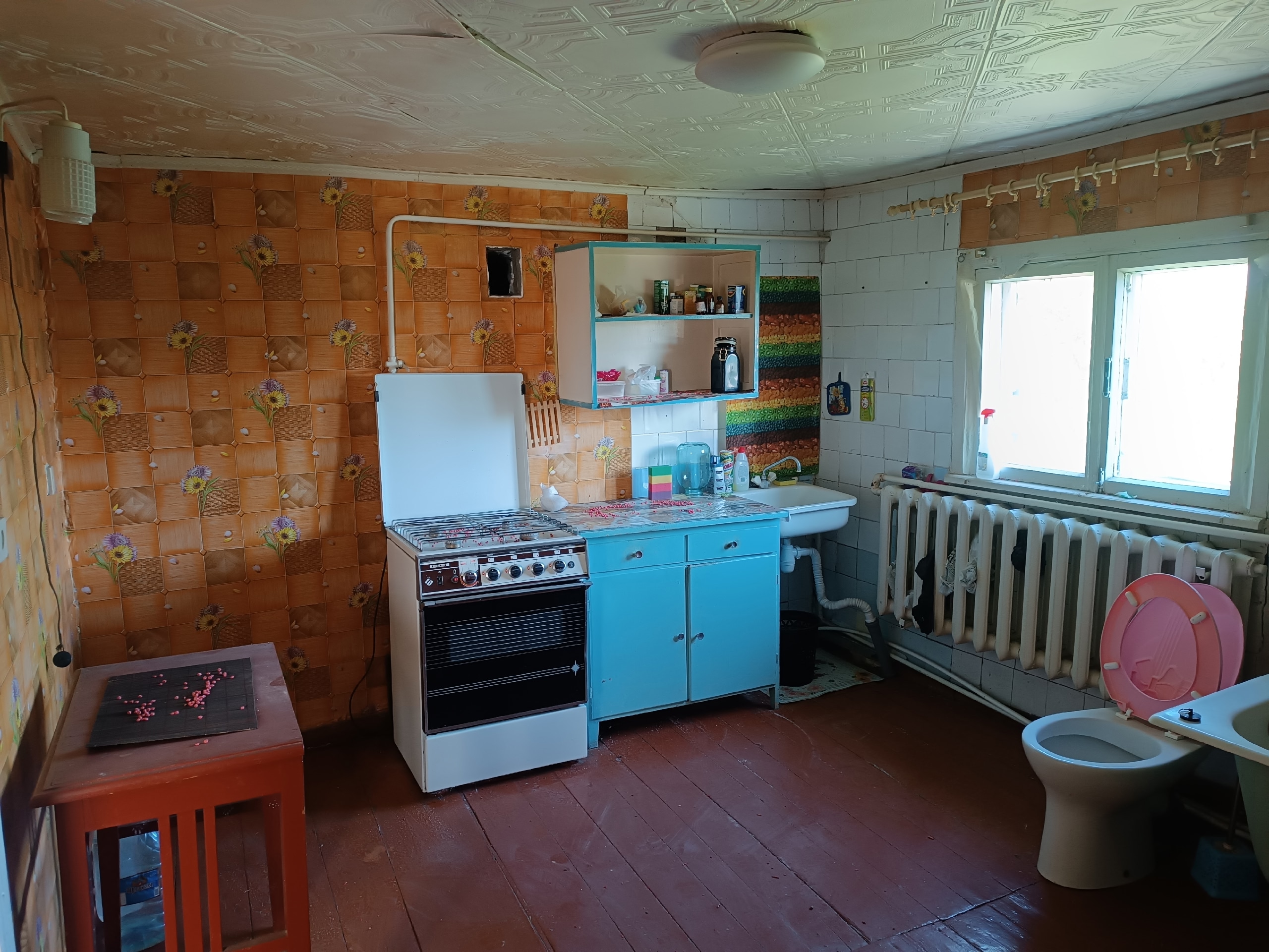Продаётся полдома в Родаково, от хозяина, удобный подъезд к дому зимой, много земли, хозпостройки, сад, кровля не течёт, отопление котёл и колонка 600 000 рублей. +7959 218 77 99
