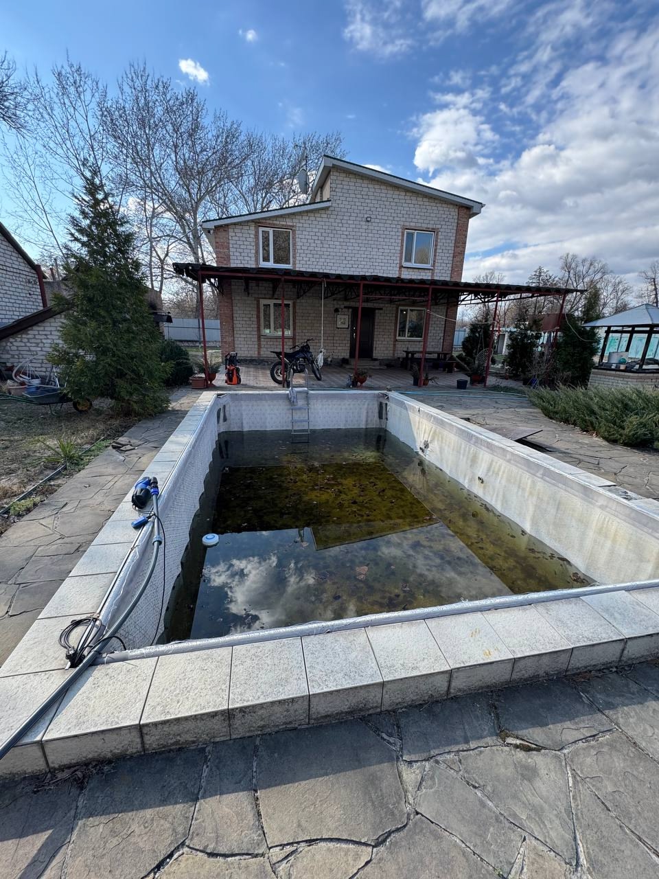 !!! Продается дом Станично-Луганский р-н (с. Пшеничное) в два этажа площадь 200м2, без вложений, в доме большая кухня студия с подогревом полов, две спальни на первом этаже, три спальни на втором, очень большая бильярдная, стол русский бильярд! С/у на каждом этаже. Участок 50 сот. (приват), на территории есть...
