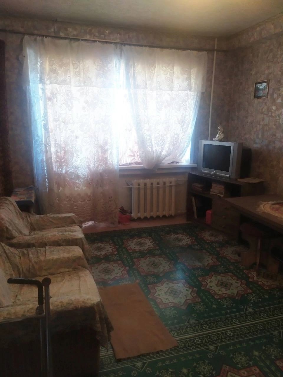 Алчевск Продам 2-комнатную квартиру , район Попова ✅ 5-й этаж 5-этажного дома , угловая Характеристики: ✅ Общая площадь: 42 м² , кухня: 6 м² (в кафеле) ✅ Санузел: совмещенный, в кафеле ✅ Чистая, ухоженное состояние 🪟 Окна: МП ✅ Трубы: пластиковые ✅ Отопление: центральное ✅ Газовая колонка ✅ Крыша не течет ✅ Б...