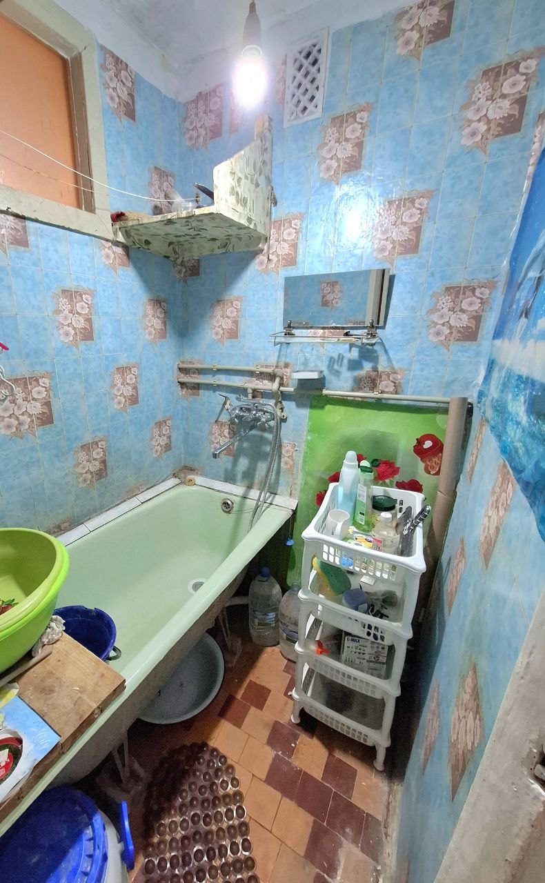 Продам 3-к квартиру на кв. Молодежный. Луганск, Жовтневый р-н. 4/5 эт, 58,2 м2 общ.площадь. Квартира очень теплая, не угловая. М/П окна, коммуникации поменяны, жилое состояние, сделан косметический ремонт. Хорошее расположение. . Цена 4,8 млн руб +7959-216-43-31 +7959-505-37-17 Елена. ...