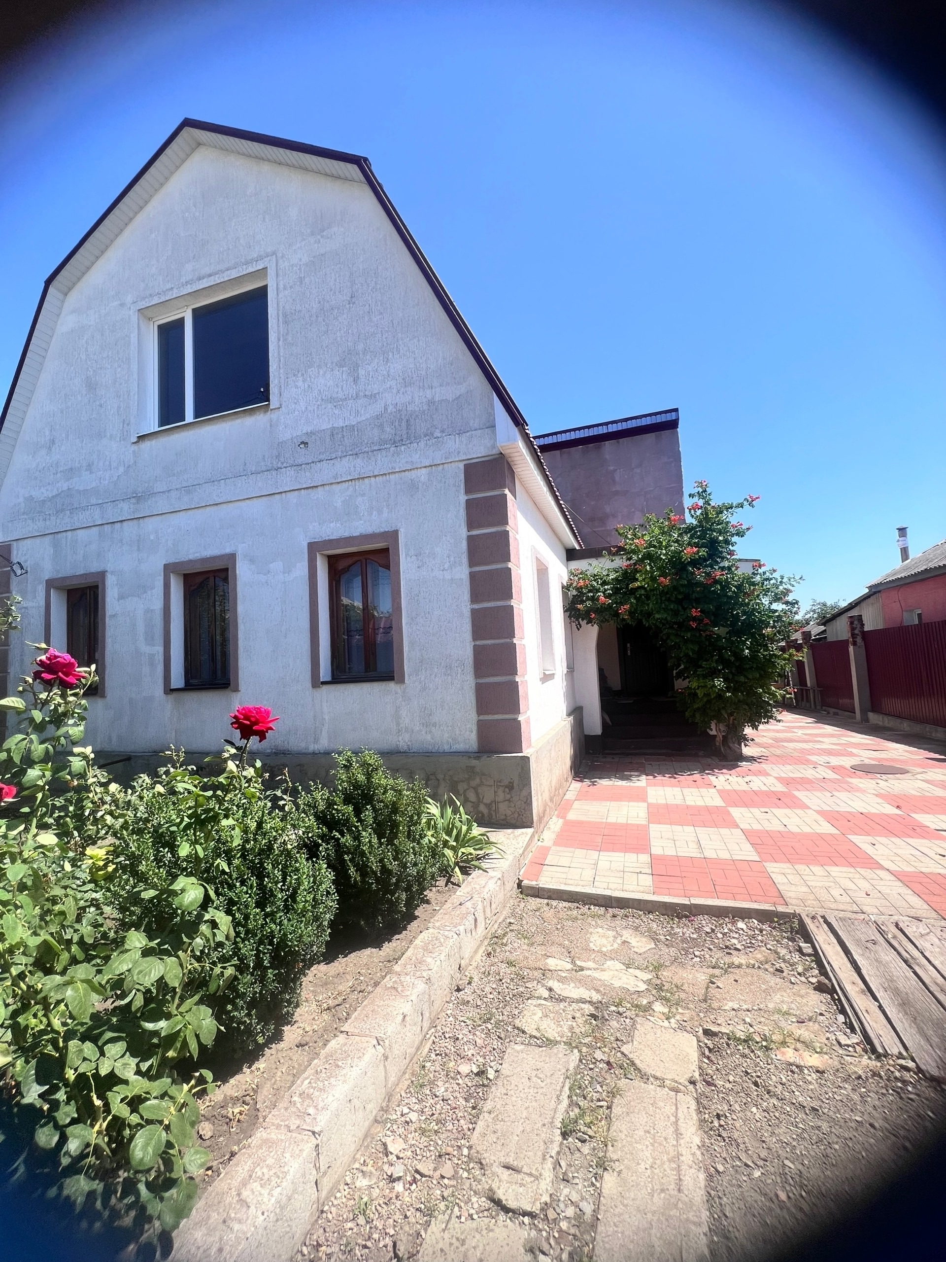 Продам добротный 2х этажный дом в р-не 22 школы. Общая площадь 175 кВ м , а жилой 63,4 кВ м. Первый этаж в хорошем жилом состоянии, 4 комнаты, кухня, ванная комната, котел напольный, газовая колонка. Второй этаж и пристройка к дому под внутреннюю отделку. Земля 3 сотки( не приват). Капитальный гараж и хоз. по...